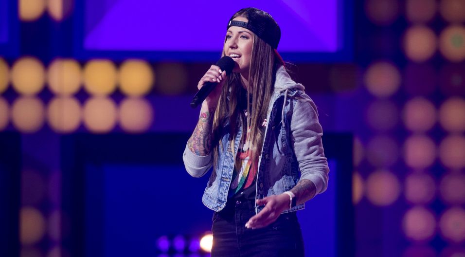 Joanna Siwik, jako pierwsza uczestniczka programu, rozpoczęła rywalizację. Zaśpiewała piosenką „Biegnij przed siebie” (fot. J. Bogacz/TVP)