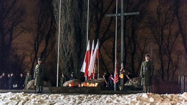 Obchody rocznicy powstania styczniowego pod Krzyżem i Głazem Pamięci Romualda Traugutta w Warszawie (fot. TT/Ministerstwo Obrony Narodowej)